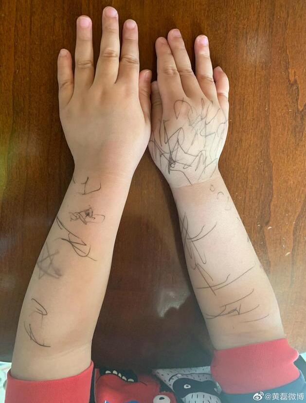 缺表！黄磊罕见晒三胎儿子吐槽“熊孩子” 肉乎乎手臂画满涂鸦