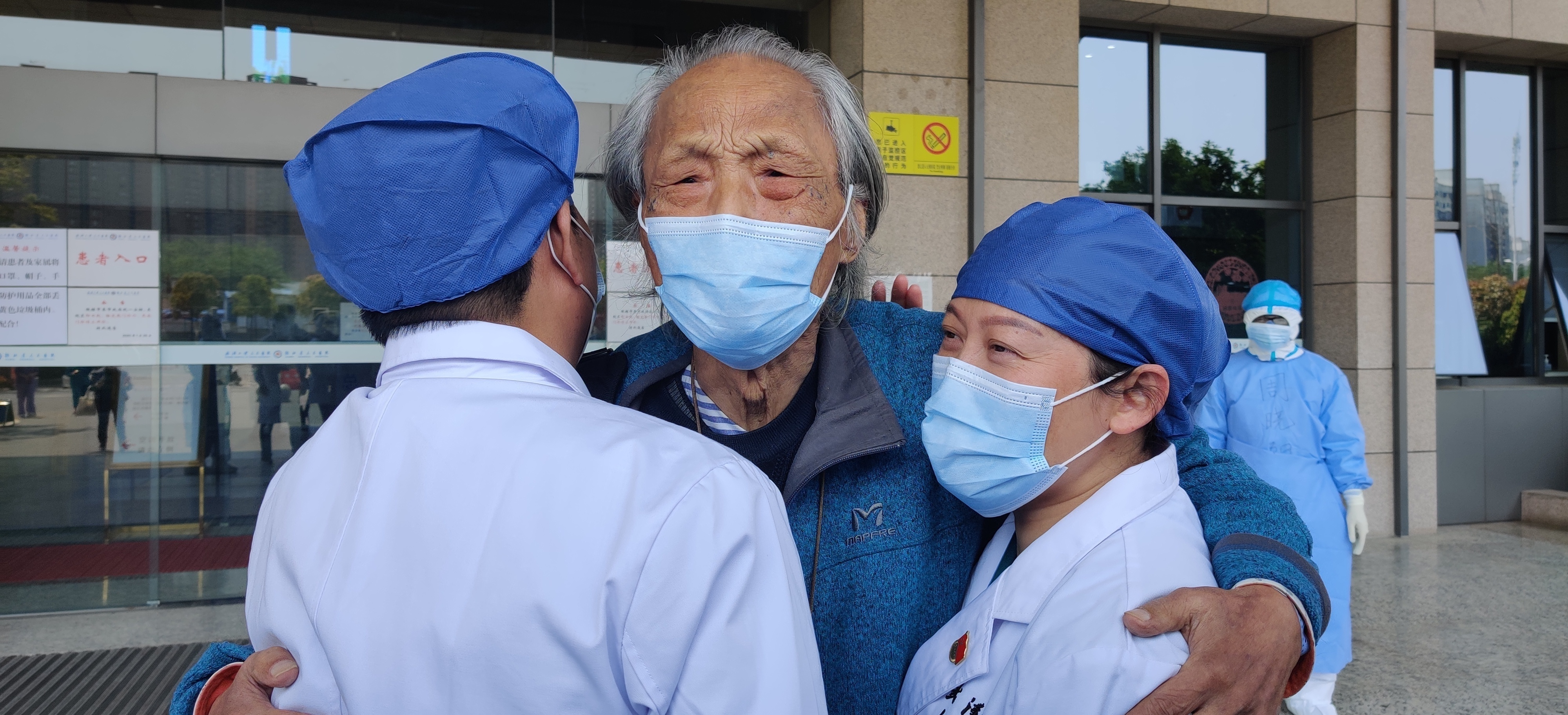 好消息！那位看夕阳的老人，刚刚出院了