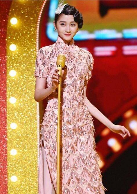 王牌对王牌关晓彤旗袍造型上热搜 关晓彤和Angelababy你Pick谁?