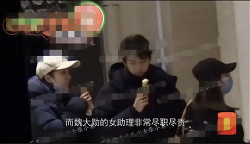 坐等官宣！杨幂躲房车陪魏大勋拍戏 网友：太甜了，赶快官宣吧！