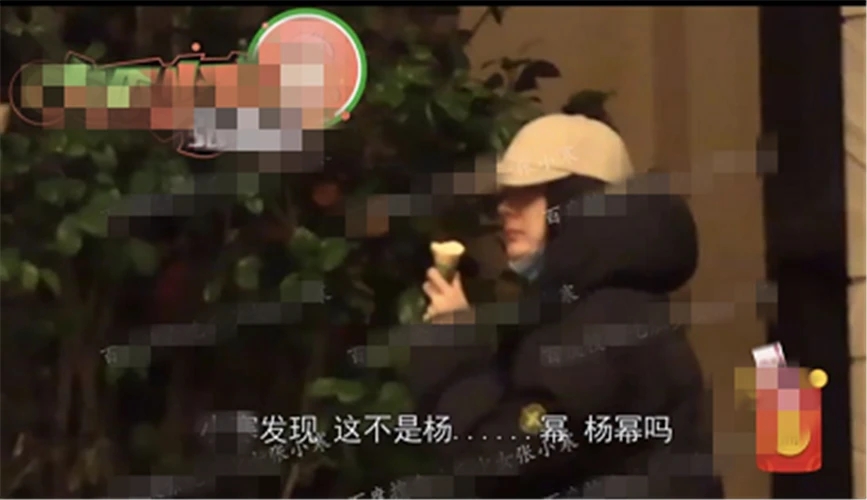 坐等官宣！杨幂躲房车陪魏大勋拍戏 网友：太甜了，赶快官宣吧！