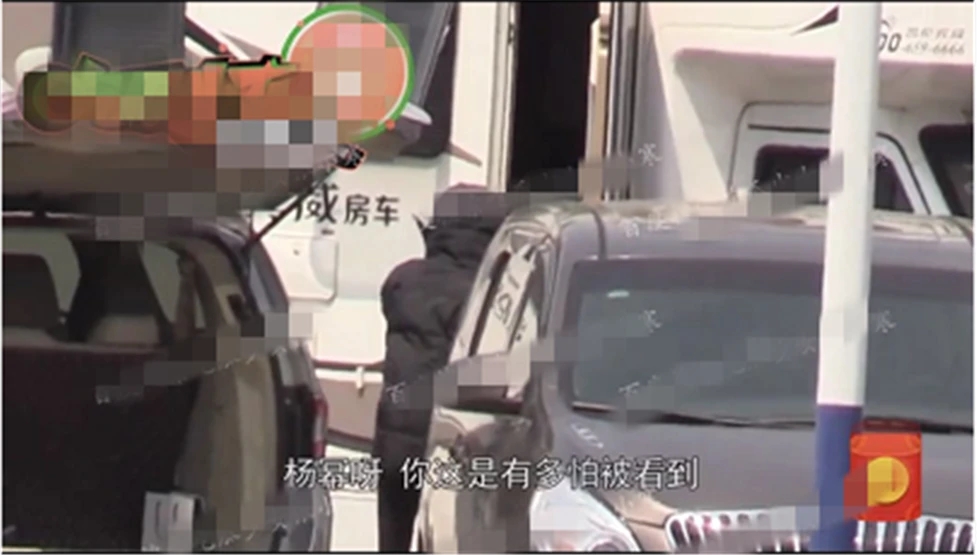 坐等官宣！杨幂躲房车陪魏大勋拍戏 网友：太甜了，赶快官宣吧！