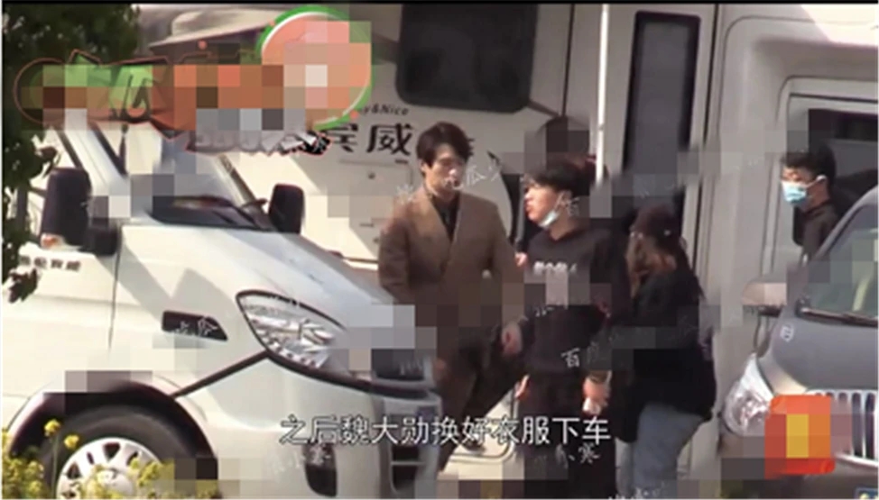 坐等官宣！杨幂躲房车陪魏大勋拍戏 网友：太甜了，赶快官宣吧！