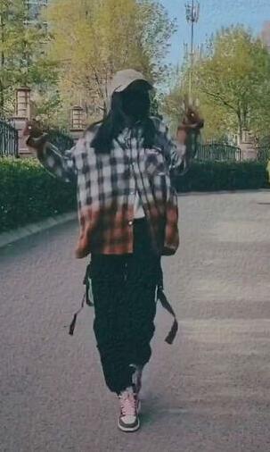 借机秀恩爱?李小璐PGone跳同款舞,这个时间点让人捉摸不透啊