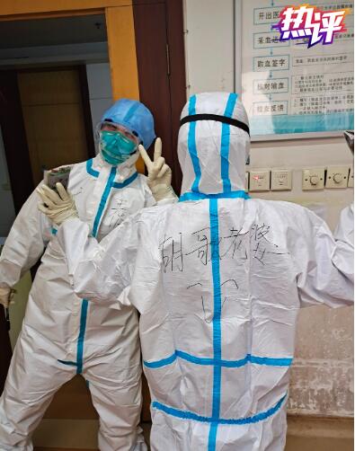 战“疫”每日观察丨飞舞的红窗帘连续剧与方舱里的广场舞