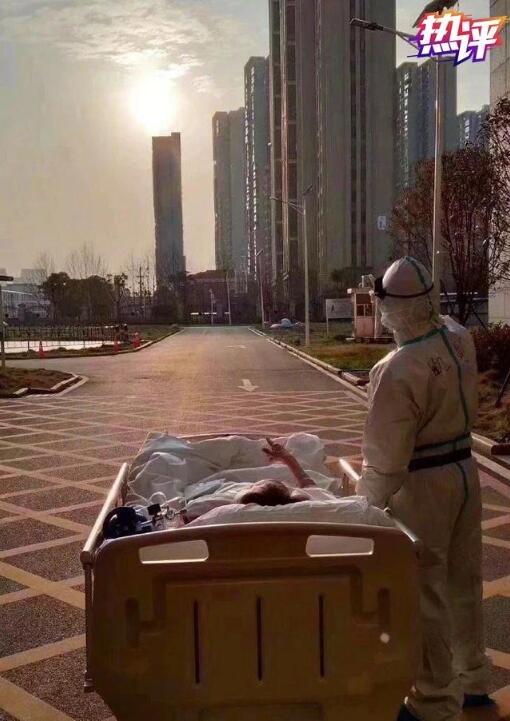 战“疫”每日观察丨飞舞的红窗帘连续剧与方舱里的广场舞