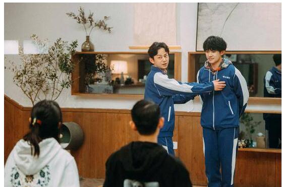 何炅易烊千玺校服合照怎么回事?什么情况?终于真相了,原来是这样！