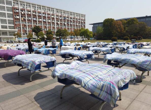 扬州大学的宿管阿姨让4000多床被子与太阳来了一次亲密接触