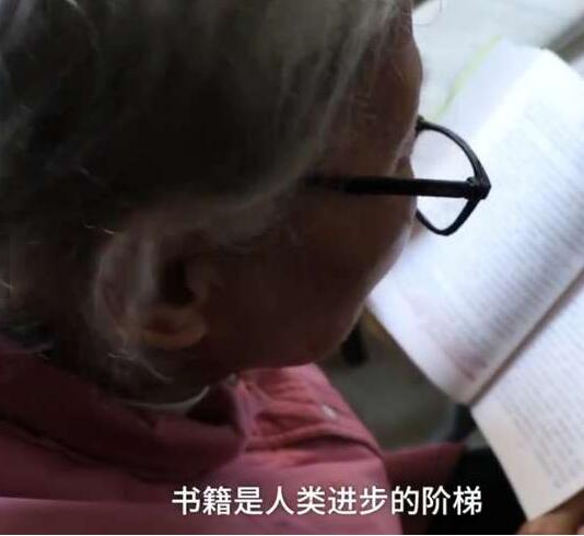佩服！75岁学霸奶奶自考大学：每天制定学习计划，已通过9门