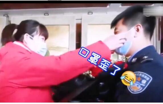 【求婚翻车现场】求婚口罩戴歪被护士女友打断 深情告白搞笑又浪漫