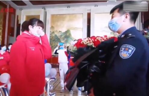 职业病！求婚口罩戴歪被护士女友打断 大型翻车现场搞笑又浪漫