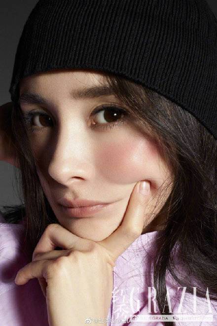 大片来了！杨幂红秀封面曝光时尚大气 被赞美丽盛放