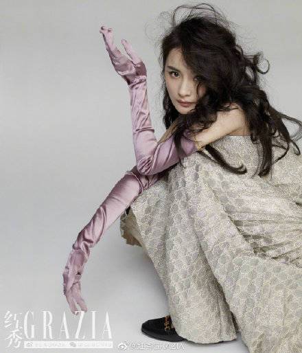 大片来了！杨幂红秀封面曝光时尚大气 被赞美丽盛放