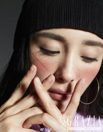 大片来了！杨幂红秀封面曝光时尚大气 被赞美丽盛放