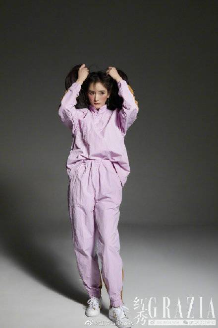 大片来了！杨幂红秀封面曝光时尚大气 被赞美丽盛放