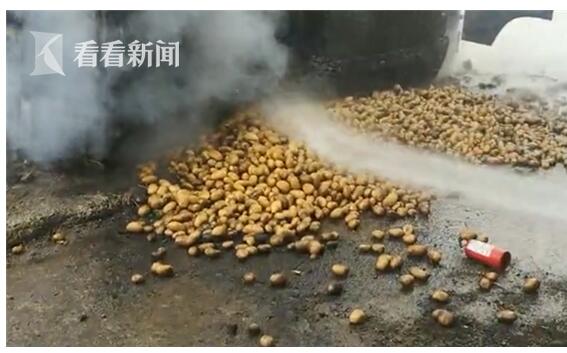 什么味道？货车自燃6吨土豆被烤熟 货箱俨然成烤箱6吨土豆尽毁