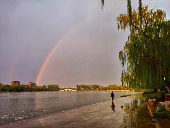 大美北京！北京雨后天空现双彩虹