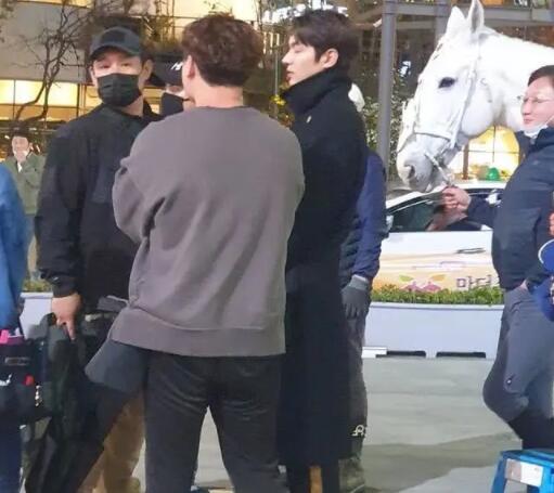 真白马王子！李敏镐骑白马帅到你了吗？每一秒都很心动