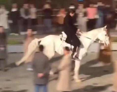 真白马王子！李敏镐骑白马帅到你了吗？每一秒都很心动