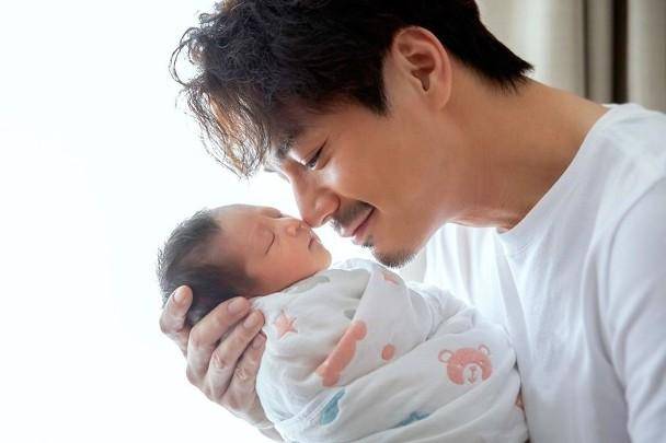 幸福感爆棚!40岁杨怡产女取名小珍珠 老公罗仲谦停工陪产