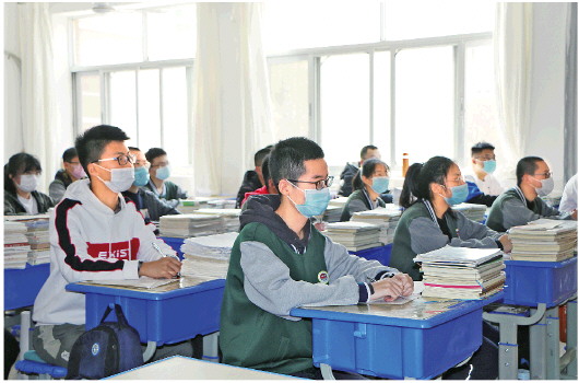 山东省毕业年级学生复课一周 敲响上课铃上好“两堂课”