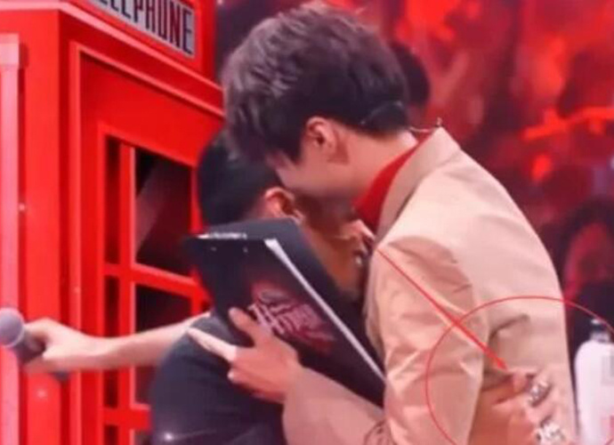 画面劲爆!王俊凯壁咚谢霆锋是怎么回事?什么情况?终于真相了原来是这样!