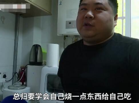 别人家的！8岁小学生假期学会30多道菜 为啥网友却更关心他爸