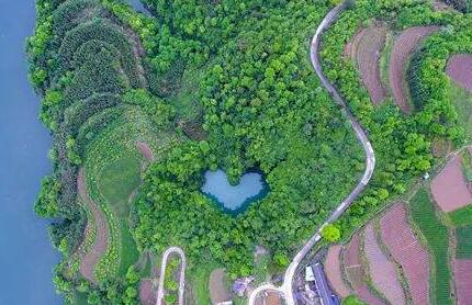 张家界发现地质奇观天坑心湖该叫什么?取个名字给六万确定不来试试?