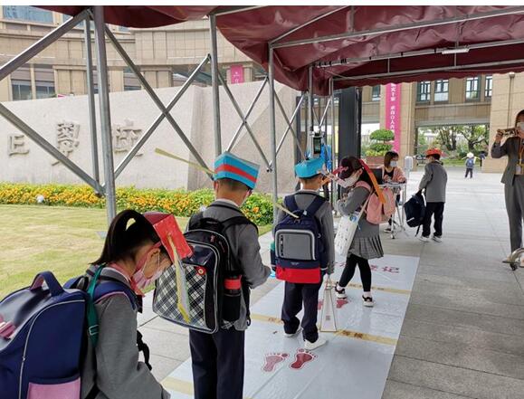 《清平乐》给的灵感？杭州小学生戴一米帽上课 瞬间刷屏