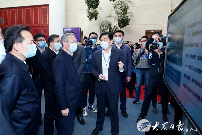 刘家义李干杰观看山东省互联网医保大健康服务平台功能展区