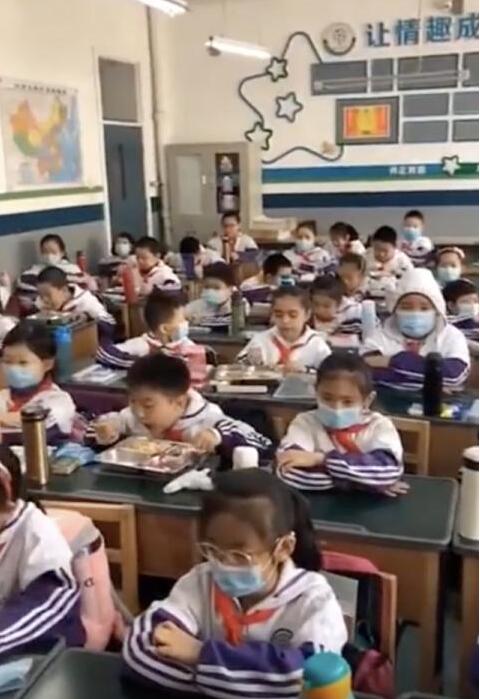 笑Cry！学生错峰排队上厕所像进考场 网友：上厕所培养的友谊怎么办？