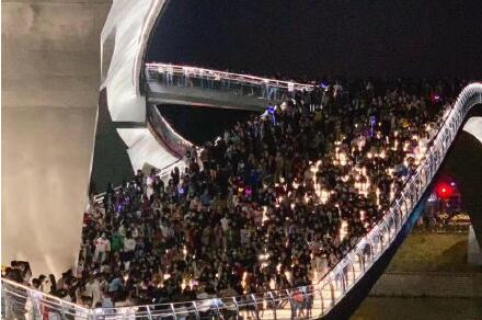 人从众！成都新晋网红桥人山人海 现场图曝光令人担忧！