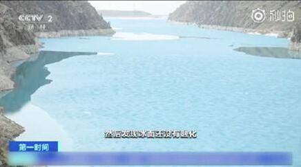 人间仙境！新疆昭苏玉湖出现罕见蓝冰 “变色湖”名不虚传！
