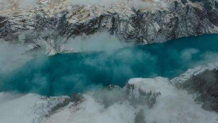 人间仙境！新疆昭苏玉湖出现罕见蓝冰 “变色湖”名不虚传！