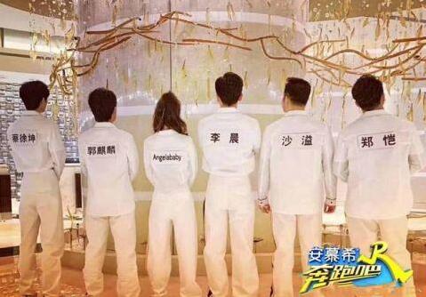 蔡徐坤郭麒麟搭肩是怎么回事？蔡徐坤干了什么被赞男友力爆棚