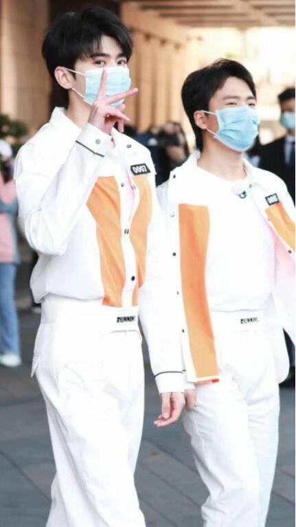 蔡徐坤郭麒麟搭肩是怎么回事？蔡徐坤干了什么被赞男友力爆棚