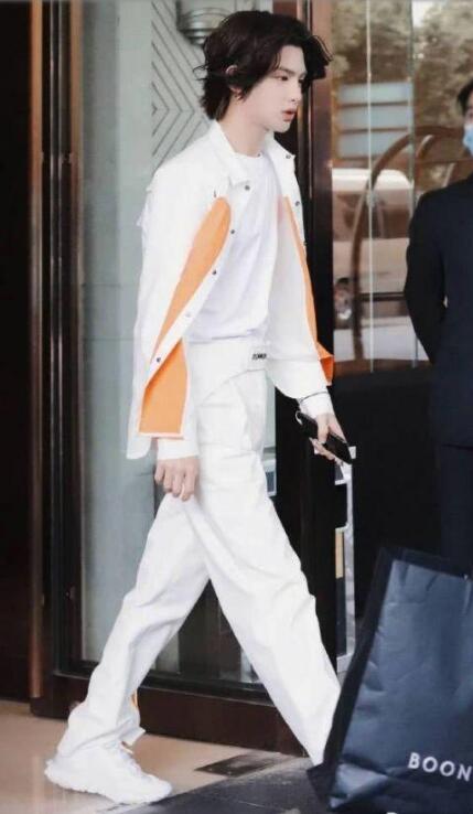 蔡徐坤郭麒麟搭肩是怎么回事？蔡徐坤干了什么被赞男友力爆棚