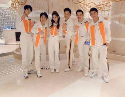 蔡徐坤郭麒麟搭肩是怎么回事？蔡徐坤干了什么被赞男友力爆棚