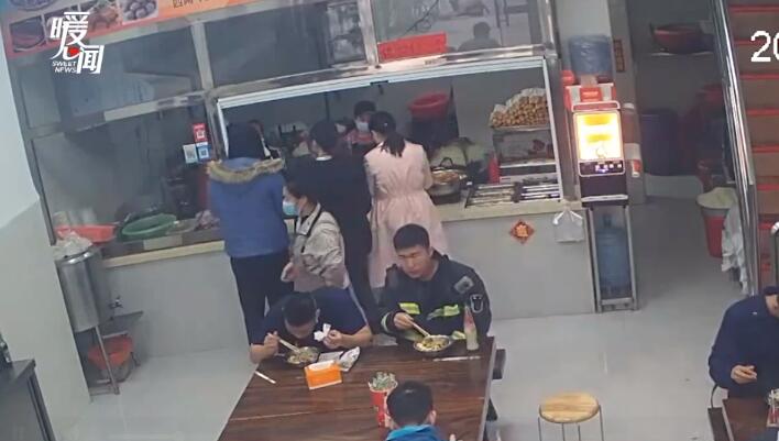 【暖新闻】市民悄悄为灭火归来的消防买单 监控记录最美身影！