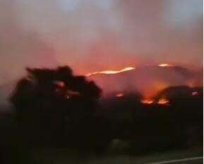 【突发】广东饶平山火 货车行驶中自燃火势自砚山山脚蔓延上山