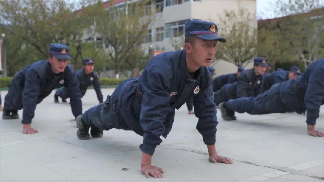 一餐饭丨逆火而行,你们脸上的“烟熏妆”真帅