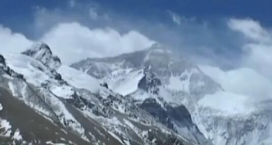 壮观的珠峰冰川被拍下 壮观美丽的绒布冰川美得摄人心魄