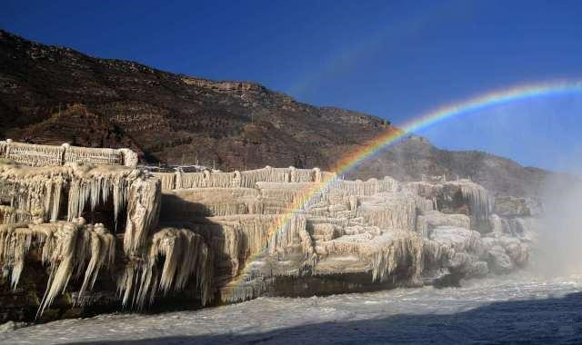 壶口瀑布出现彩虹被拍下 彩虹飞渡奇景引来众人围观成五一打卡圣地