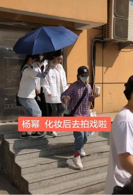翻车了?杨幂黑脸扔伞是怎么回事?什么情况?终于真相了,原来是这样!