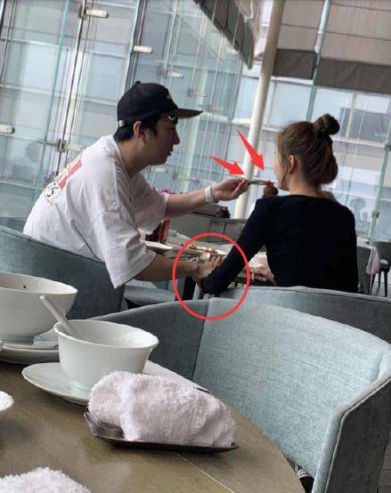 神仙颜值！王思聪与新女友甜仇甜蜜喂食 你粉她的颜吗