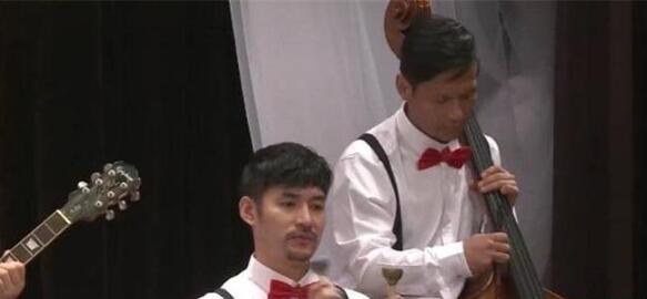 男子天团！赵本山携赵家班合体表演 各种表情凑成堆画风搞笑