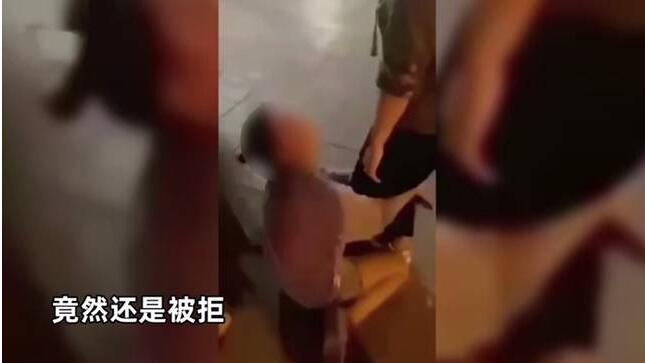 欠钱的是大爷？女子街头下跪哭求欠债人还钱 只因一件事
