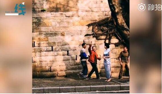 【暖新闻】模特穿旗袍街拍农民工误入镜头 温暖得让人的心都融化了