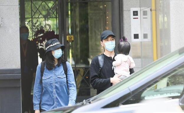 二胎了？赵又廷高圆圆一家三口现身 高圆圆隆起的小腹引网友怀疑