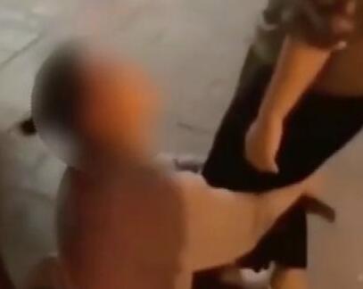 什么仇怨?女子街头下跪哭求欠债人还钱被拒绝 这到底是怎么一回事?